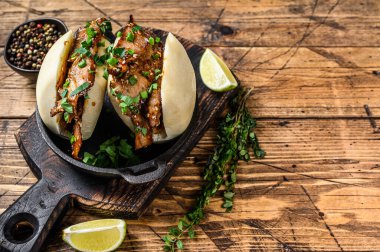 Bao bun, domuz etli buğulanmış sandviç. Ahşap arka plan. Üst Manzara. Boşluğu kopyala.