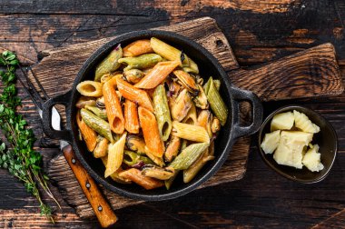 Krema soslu makarna ve deniz ürünleri. Karanlık ahşap arka plan. Üst görünüm.