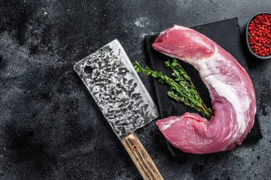 Misket tahtasında çiğ domuz filetosu eti. Siyah arka plan. Üst Manzara. Boşluğu kopyala.