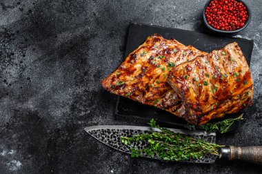 Misket tahtasında ızgara domuz pirzolası. Siyah arka plan. Üst Manzara. Boşluğu kopyala.