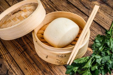 Geleneksel bambu buharlı Çin çörekleri. Ahşap arka plan. Üst görünüm.