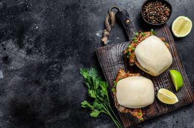 Domuz göbeği ve sebzeli çörek. Siyah arka plan. Üst Manzara. Boşluğu kopyala.