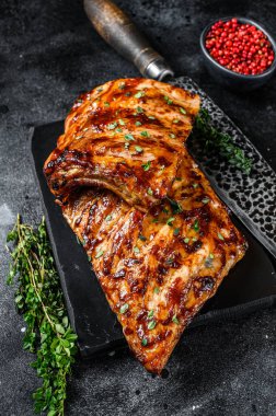 Misket tahtasında ızgara domuz pirzolası. Siyah arka plan. Üst görünüm.