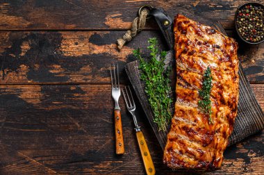 Kesme tahtasında ızgara domuz pirzolası. Ahşap arka plan. Üst Manzara. Boşluğu kopyala.