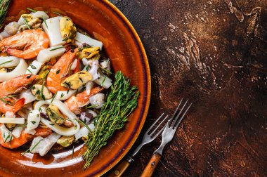 Karides, karides, midye, mürekkep balığı ve ahtapotlu deniz ürünleri kokteyli. Koyu ahşap arka plan. Üst Manzara. Boşluğu kopyala.