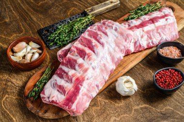 Çiğ domuz pirzolası, baharat, sarımsak ve kekik. Ahşap arka plan. Üst görünüm.