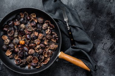 Ahşap bir masada ızgara kestane. Siyah arka plan. Üst Manzara. Boşluğu kopyala.