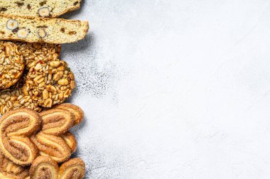 Kurabiye karışımı. Beyaz arka plan. Üst Manzara. Boşluğu kopyala.