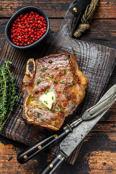 Carne Res Club Parrilla Striploin Hueso Fondo Madera Oscura Vista —  Fotos de Stock