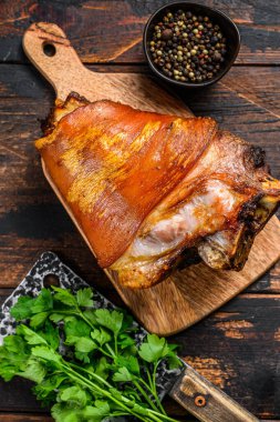 Pişmiş domuz budu. Siyah ahşap arka plan. Üst görünüm.