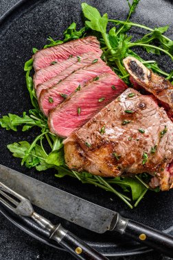 Orta pişmiş ızgara biftek ya da New York bifteği. Siyah arka plan. Üst görünüm.
