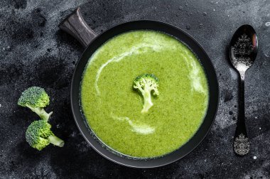 Taze kremalı brokoli ve bezelye çorbası. Siyah arka plan. Üst görünüm.