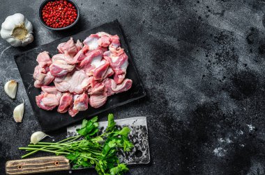 Çiğ tavuk sakatatı, çiğ tavuk sakatatı, mide. Siyah arka plan. Üst Manzara. Boşluğu kopyala.