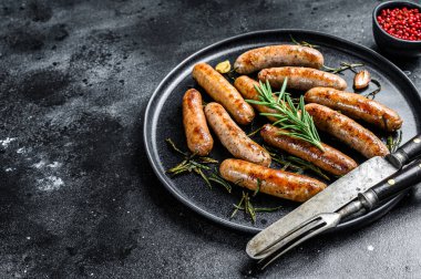 Biberiye, sığır eti ve domuz etiyle ızgara sosis. Siyah arka plan. Üst Manzara. Boşluğu kopyala.