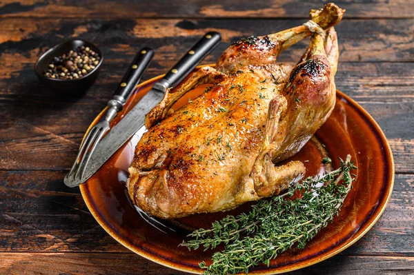 Weihnachten Ganze Bauernhof Ente Mit Kräutern Gebacken Dunkler Holzhintergrund Ansicht — Stockfoto