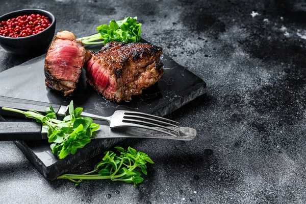 Steak Boeuf Grillé Marbre Croustillant Fond Noir Vue Dessus Espace — Photo