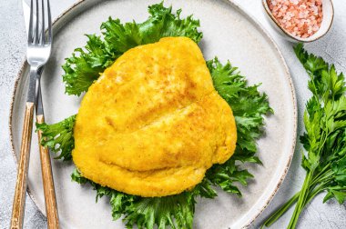 Kızarmış sosis şnitzel. Gri arka plan. Üst görünüm.