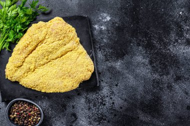 Çiğ yetiştirilmiş Alman sosis şnitzeli. Siyah arka plan. Üst Manzara. Boşluğu kopyala