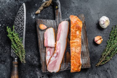 Tütsülenmiş domuz pastırması. Siyah arka plan. Üst görünüm