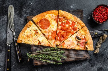 Farklı pizza dilimleri seti. Siyah arka plan. Üst görünüm