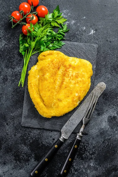 Geleneksel kızarmış tavuk şnitzel. Siyah arka plan. Üst görünüm