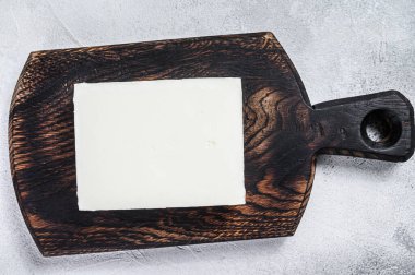 Kesme tahtasındaki Taze Paneer Cheese 'in parçaları. Beyaz arka plan. Üst görünüm.