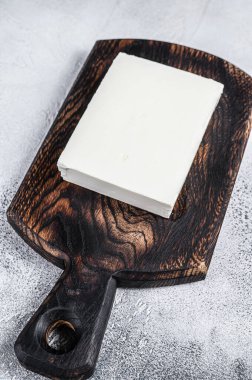 Kesme tahtasındaki Taze Paneer Cheese 'in parçaları. Beyaz arka plan. Üst görünüm.