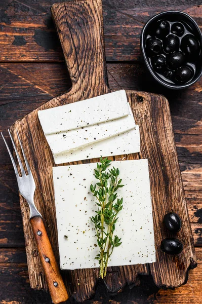 Feta Queso Fresco Con Tomillo Aceitunas Fondo Madera Oscura Vista — Foto de Stock