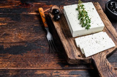 Kekik ve zeytinli taze peynir. Koyu ahşap arka plan. Üst Manzara. Boşluğu kopyala.