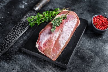 Misket tahtasında çiğ ördek göğsü filetosu. Siyah arka plan. Üst görünüm.