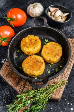 Vejetaryen hamburgerler için fırında sebze köfteleri. Karanlık arka plan. Üst görünüm.