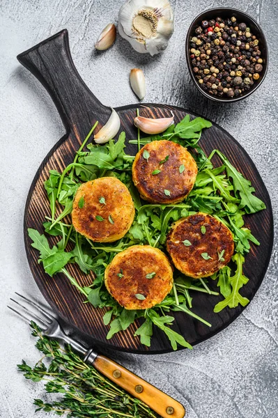 Mercimek, sebze ve roka ile sebzeli börek. Beyaz arka plan. Üst görünüm.