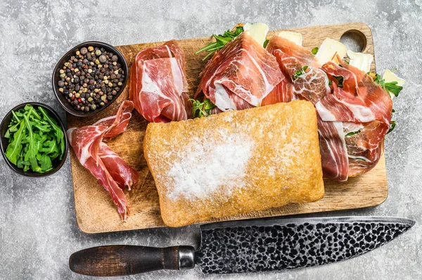 Panino Alla Ciabatta Con Prosciutto Crudo Rucola Brie Camembert Sfondo — Foto Stock