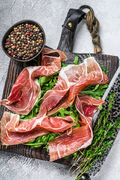 İspanyol Jamon Serrano jambonu ya da Prosciutto Crudo Parma jambonu. Beyaz arka plan. Üst görünüm.