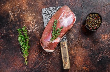 Et satırında çiğ ördek göğsü fileto bifteği. Karanlık arka plan. Üst görünüm.