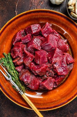 Geyik kebabı için çiğ geyik bifteği. Karanlık arka plan. Üst görünüm.