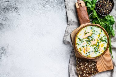 Somon ve patatesli kremalı balık çorbası. Gri arkaplan, üst görünüm, metin için boşluk.