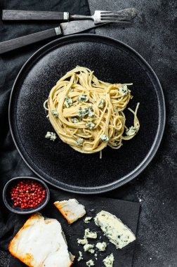 Krem peynirli ve cevizli spagetti ezmesi. İtalyan Evi yemek yaptı. Lezzetli bir vejetaryen yemeği için konsept. Siyah arka plan. Üst görünüm.