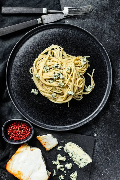 クリームブルーチーズソースとクルミとスパゲティペースト イタリアの家庭で作られた食品 おいしい ベジタリアン料理のための概念 黒の背景 トップ表示 — ストック写真
