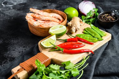 Yemek tarifi ve malzemeleri Tom Kha Gai. Hindistan cevizi sütlü Tayland usulü tavuk çorbası. Siyah arka plan. Üst görünüm.