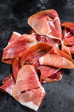 İspanyol jamonu Serrano, jambon. Siyah arkaplan, üst görünüm.