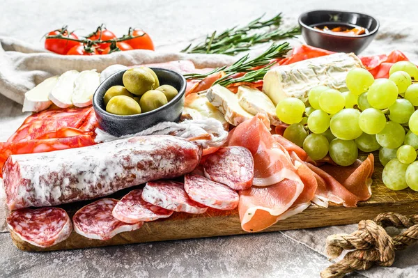 Antipasto Italiano Tagliere Legno Con Prosciutto Prosciutto Parma Formaggio Capra — Foto Stock