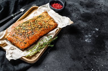 Sağlıklı bir diyet yüksek protein, tütsülenmiş Atlantik somon filetosu. Alabalık. Siyah arkaplan, üst görünüm, metin için boşluk.