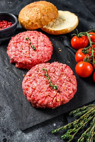 Zutaten Zum Kochen Von Burgern Hackfleischpastete Semmeln Tomaten Kräuter Und — Stockfoto