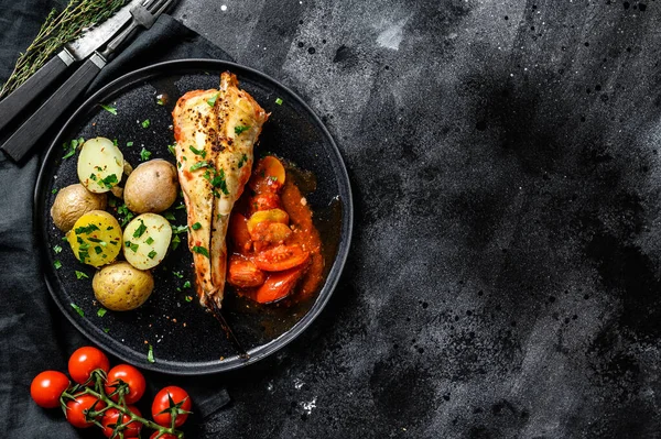 Gebacken Tomaten Seeteufel Mit Kartoffeln Und Gemüse Schwarzer Hintergrund Ansicht — Stockfoto
