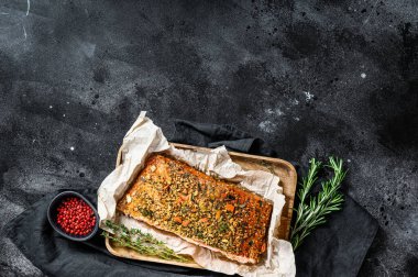 Sağlıklı bir diyet yüksek protein, tütsülenmiş Atlantik somon filetosu. Alabalık. Siyah arkaplan, üst görünüm, metin için boşluk.