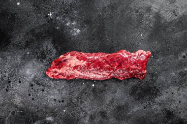 Çiğ etek, palalı biftek. Siyah arka plan. Üst Manzara. Boşluğu kopyala.