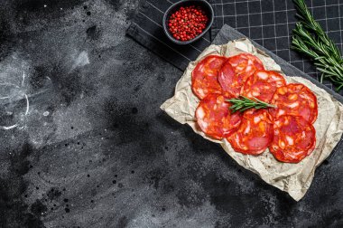 Geleneksel salamlı sucuk. Siyah arka plan. Üst Manzara. Metin için boşluk.