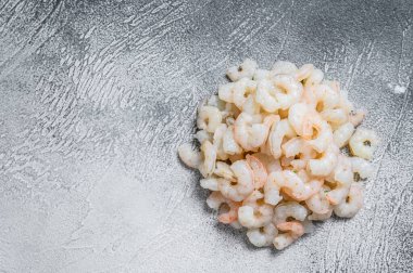 Soyulmuş çiğ karides, masada karides. Beyaz arka plan. Üst Manzara. Boşluğu kopyala.