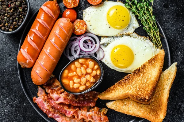 Engels Ontbijt Met Gebakken Eieren Worstjes Spek Bonen Toast Een — Stockfoto